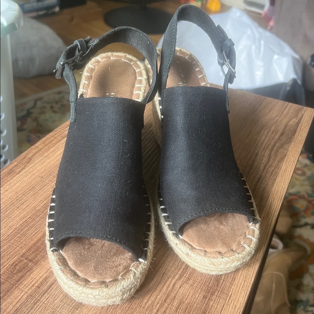 Tom’s Monica wedge
